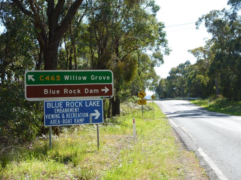 Moe - Willow Grove Road north of Moe: View north along Willow Grove Rd towards Spillway Rd