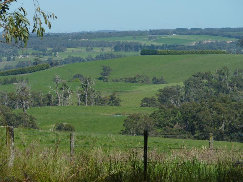 Moe - Willow Grove Road north of Moe: Westerly view near Spillway Rd