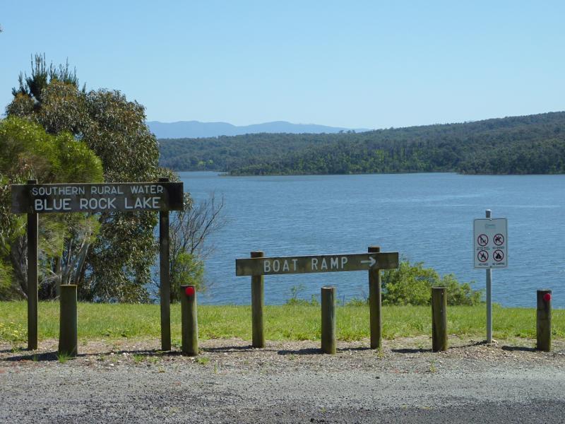 Moe - Blue Rock Lake recreation area and boat ramp, off Spillway Road: View towards lake at car park entrance