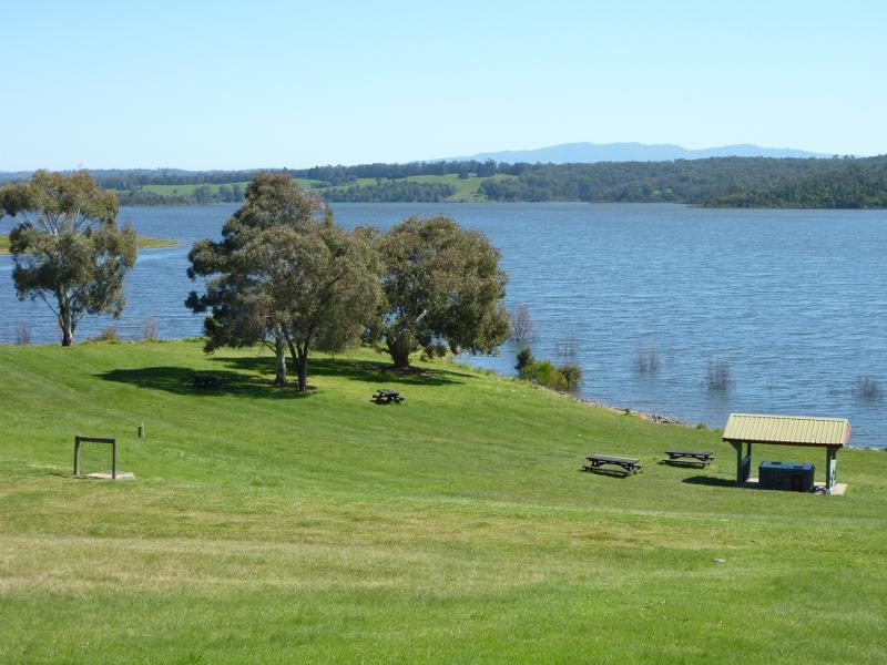 Moe - Blue Rock Lake recreation area and boat ramp, off Spillway Road: Lawns at lake foreshore