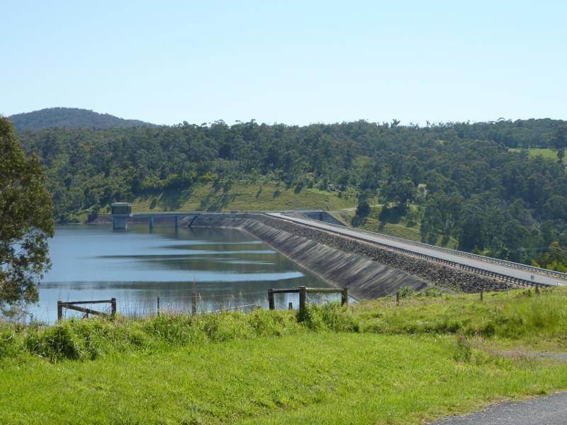 Moe - Blue Rock Lake embankment and spillway: View north-west along Spillway Rd towards embankment
