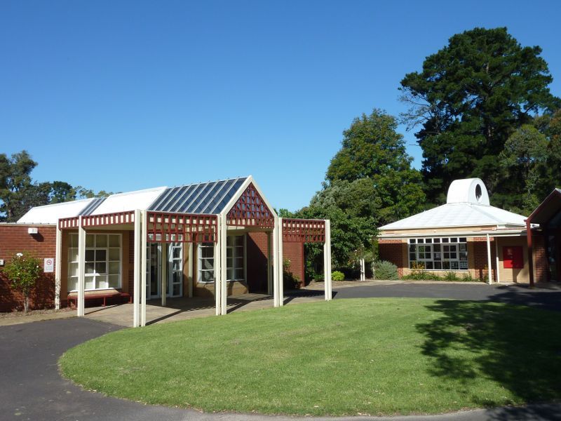 Montrose - Montrose Town Centre and gardens, Mt Dandenong Tourist Road: Community buildings