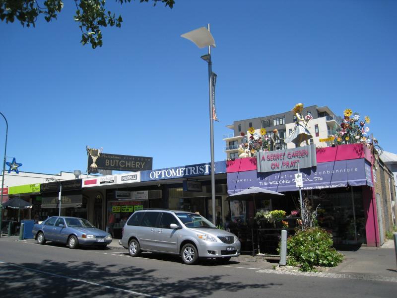 Moonee Ponds - Shops and commercial centre, Puckle Street and adjoining streets: Shops along western side of Pratt St near Puckle St