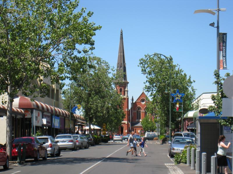 Moonee Ponds - Shops and commercial centre, Puckle Street and adjoining streets: View south along Pratt St between Puckle St and Young St