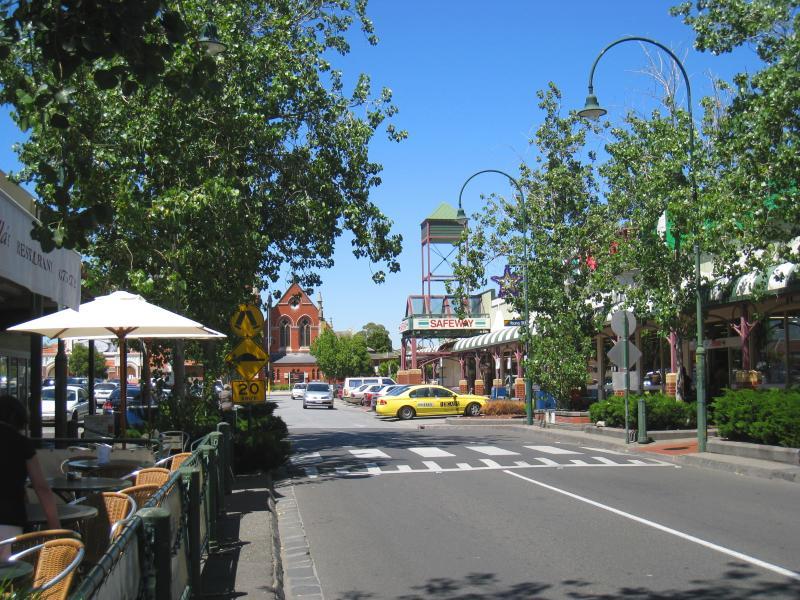 Moonee Ponds - Shops and commercial centre, Puckle Street and adjoining streets - View south along Pratt St towards Young St and supermarket
