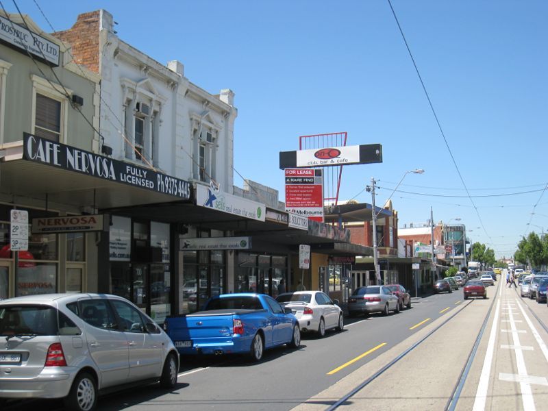 Moonee Ponds - Mount Alexander Road: View south-east along Mt Alexander Rd between Dean St and Davies St