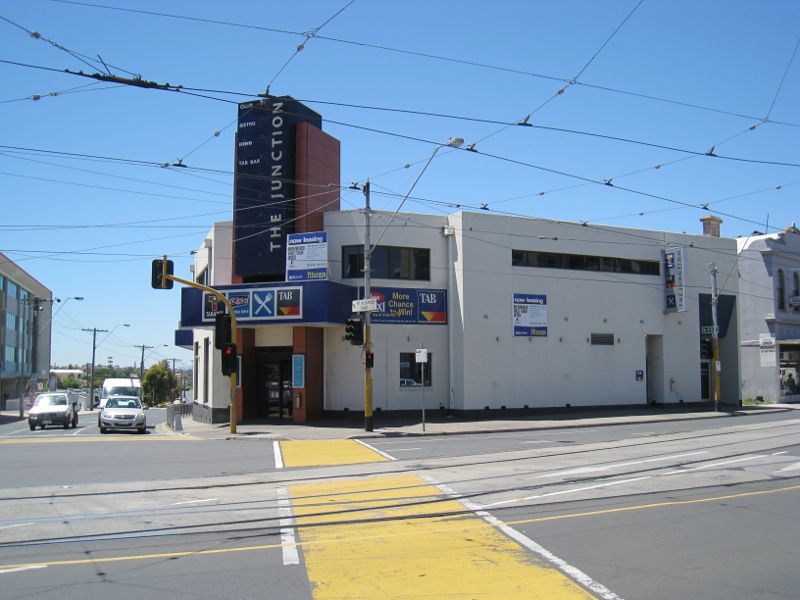 Moonee Ponds - Mount Alexander Road: View east along Dean St at Mt Alexander Rd