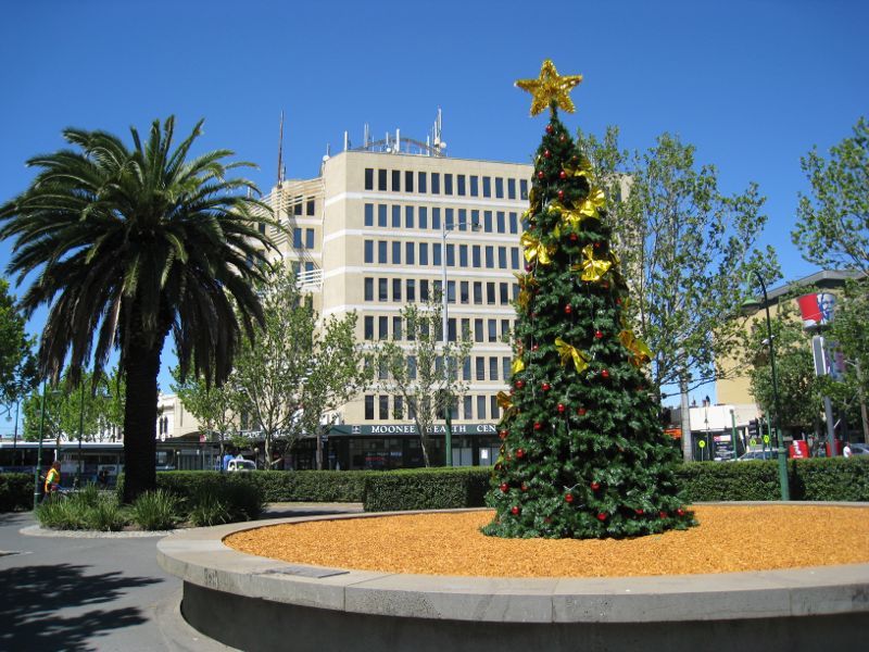 Moonee Ponds - Mount Alexander Road: View towards Hall St from gardens in centre of Mt Alexander Rd opposite Clocktower Centre