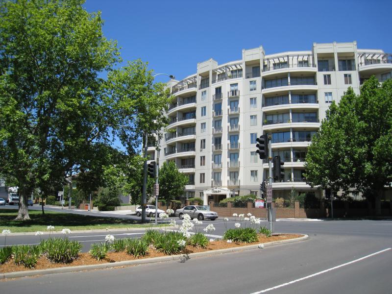 Moonee Ponds - Mount Alexander Road: View west towards Taylor St from centre of Mt Alexander Rd