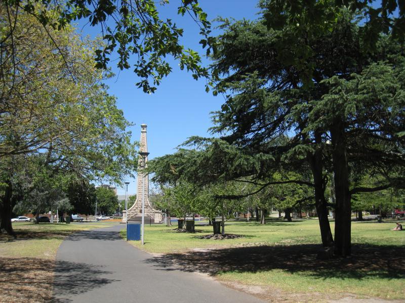 Moonee Ponds - Queens Park: Pathway south through park towards monument at corner of Mt Alexander Rd and Kellaway Av