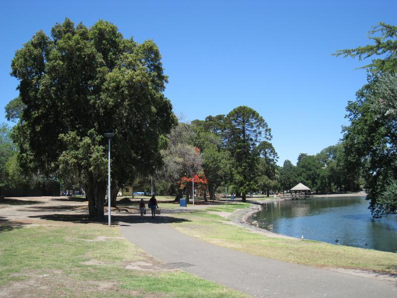 Moonee Ponds - Queens Park: View south along east side of lake