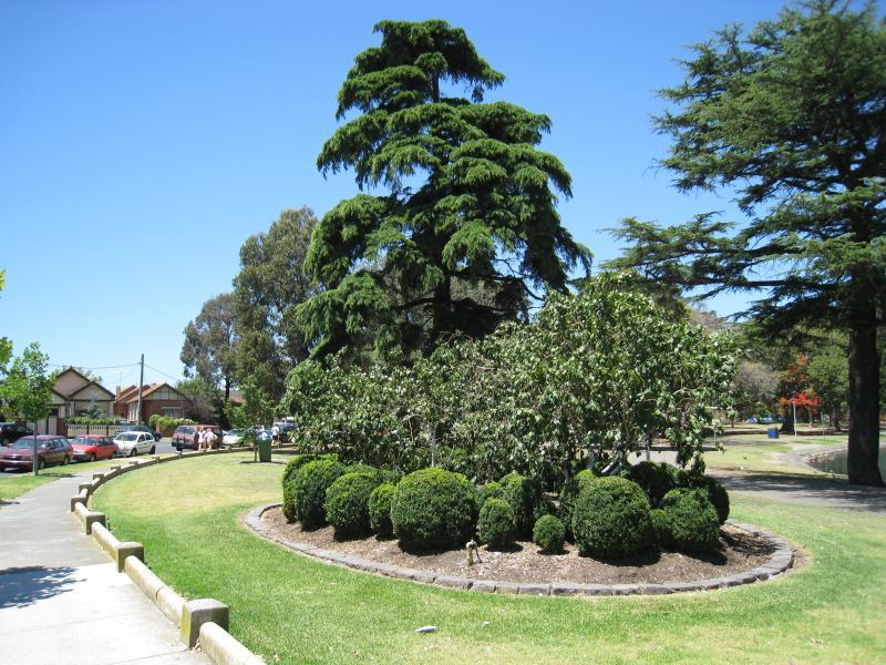 Moonee Ponds - Queens Park: View east along The Stand at northern end of lake