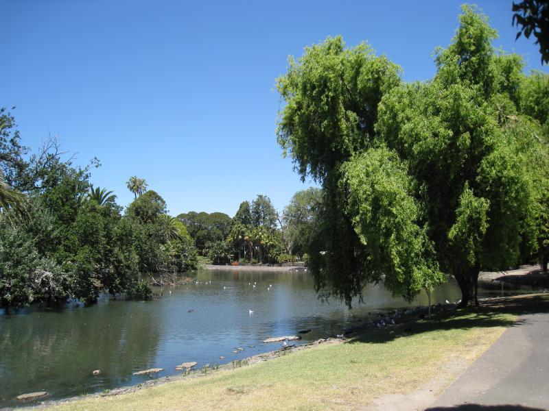Moonee Ponds - Queens Park: View west along northern side of lake