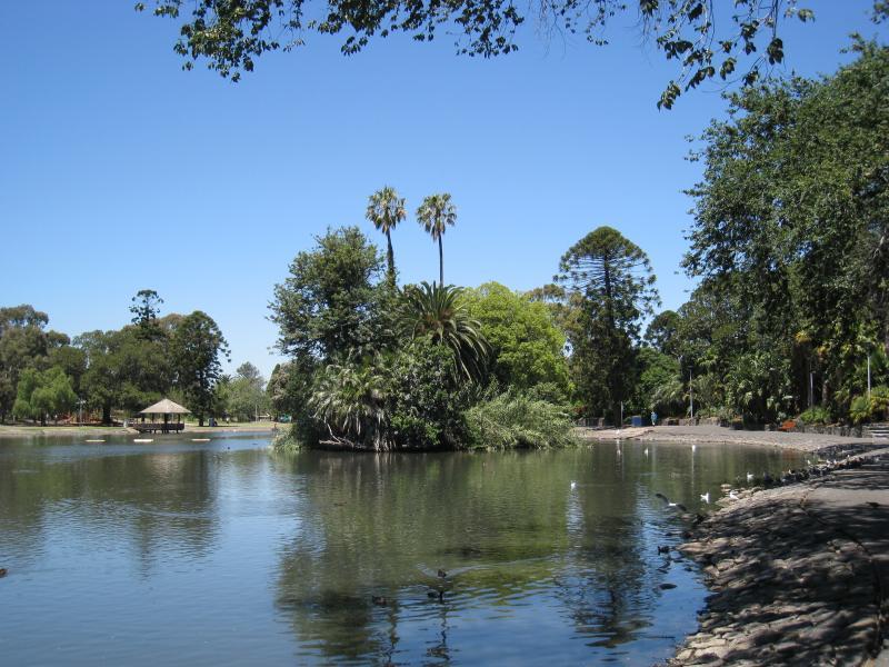 Moonee Ponds - Queens Park: View south along west side of lake