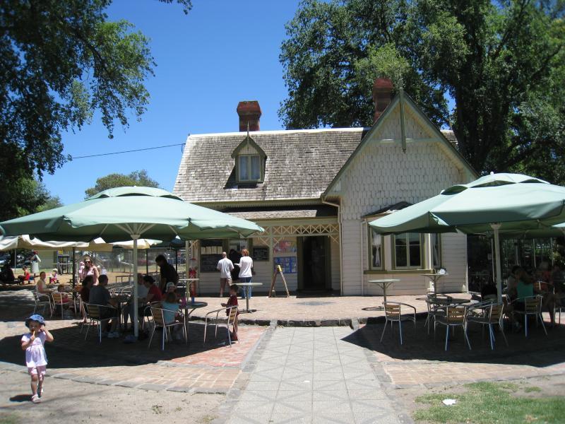 Moonee Ponds - Queens Park: Cafe