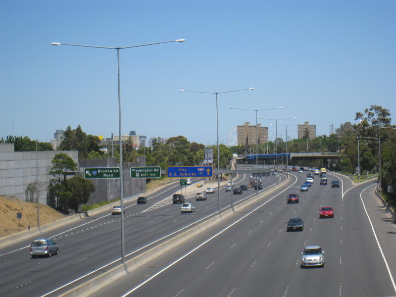Moonee Ponds - Tullamarine Freeway (CityLink): View south along freeway from Dean St overpass towards Brunswick Rd exit