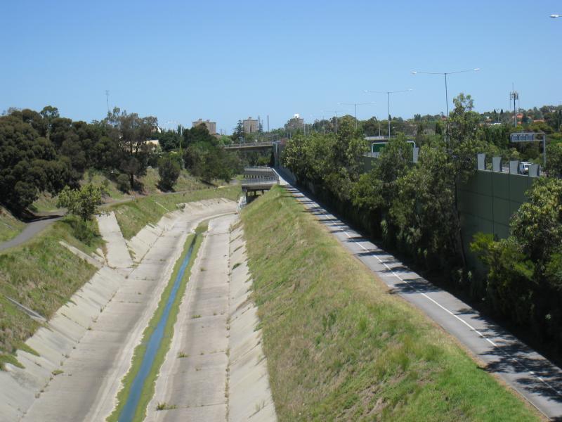 Moonee Ponds - Tullamarine Freeway (CityLink): View south along Moonee Ponds Creek and trail along eastern side of freeway from Wilson St overpass