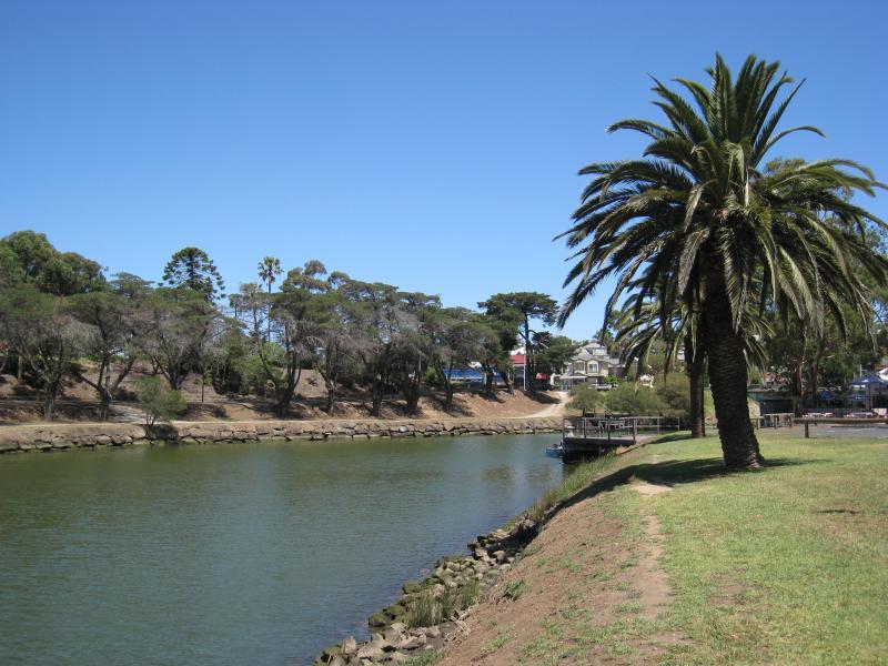 Moonee Ponds - West bank of Maribyrnong River, north of Maribyrnong Road: View south along river towards Anglers Tavern