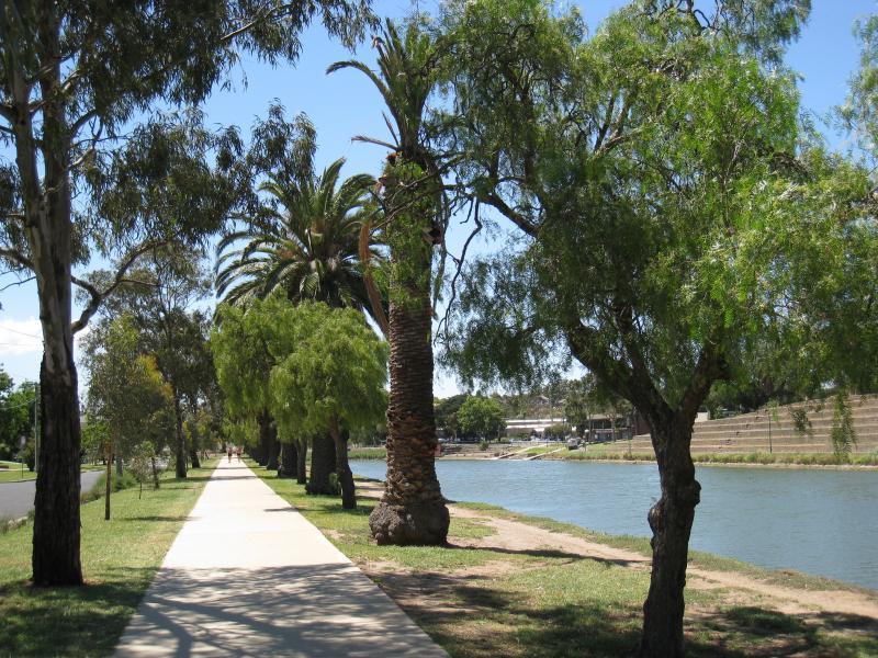 Moonee Ponds - West bank of Maribyrnong River, north of Maribyrnong Road: View north along river along pathway beside Chifley Dr