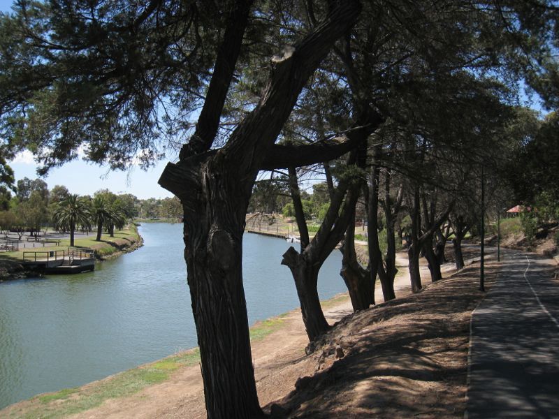 Moonee Ponds - Parkland along east bank of Maribyrnong River, north of Maribyrnong Road: View north along river from near Maribyrnong Rd