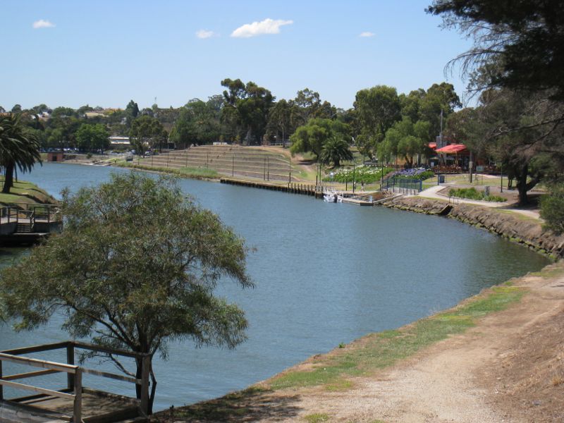 Moonee Ponds - Parkland along east bank of Maribyrnong River, north of Maribyrnong Road: View north-east along river from near Maribyrnong Rd