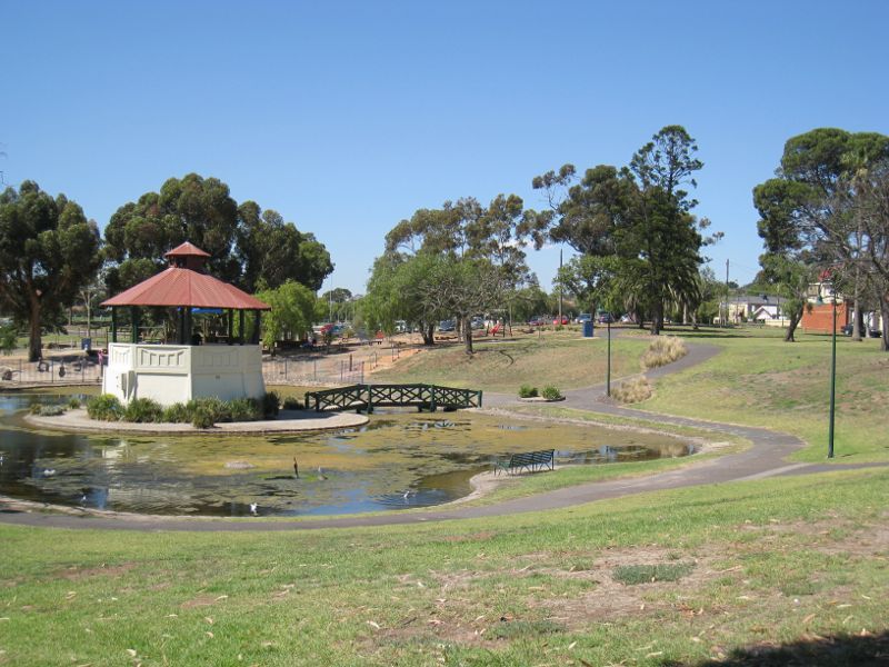 Moonee Ponds - Parkland along east bank of Maribyrnong River, north of Maribyrnong Road: View north through park towards rotunda