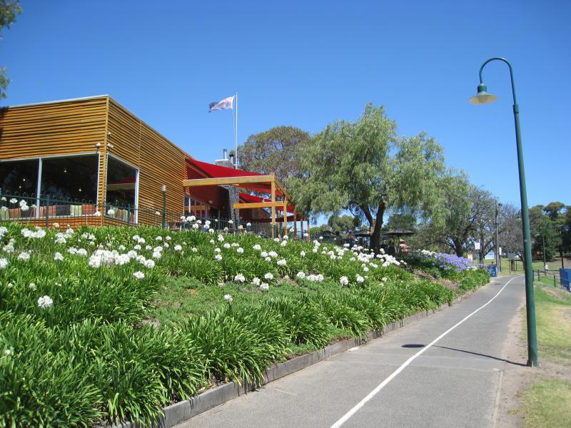Moonee Ponds - Parkland along east bank of Maribyrnong River, north of Maribyrnong Road: View south along path at Boathouse Cafe