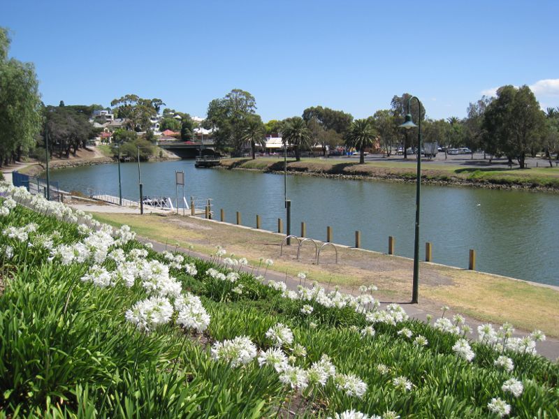 Moonee Ponds - Parkland along east bank of Maribyrnong River, north of Maribyrnong Road: View south-west along river from Boathouse Cafe