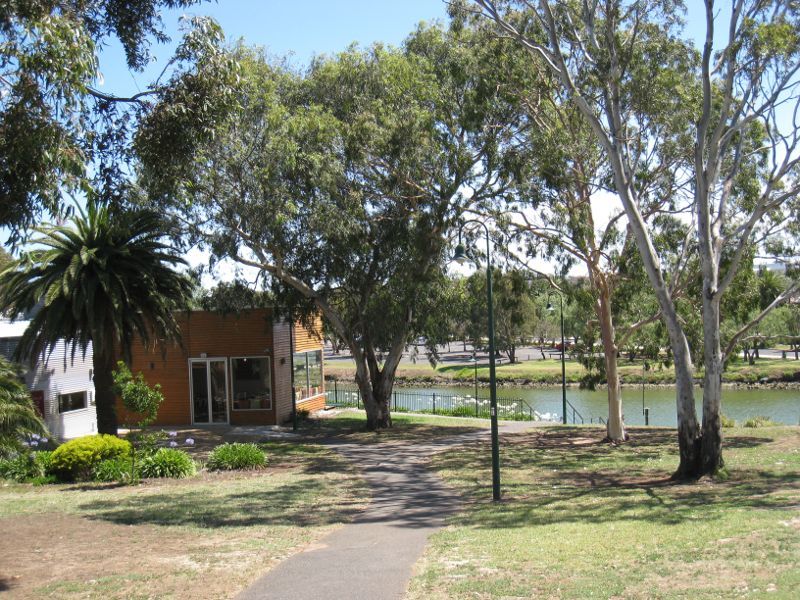 Moonee Ponds - Parkland along east bank of Maribyrnong River, north of Maribyrnong Road: View west across parkland towards Boathouse Cafe and river