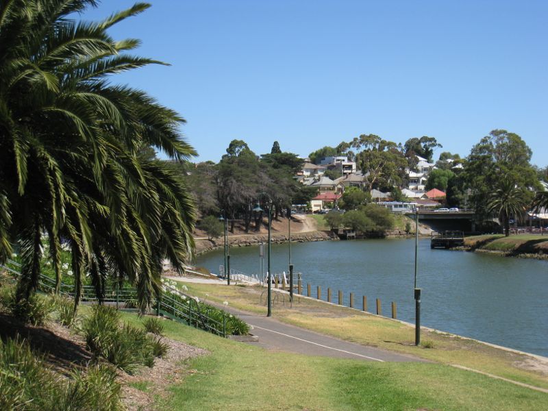 Moonee Ponds - Parkland along east bank of Maribyrnong River, north of Maribyrnong Road: View south-west along river, north of Boathouse Cafe