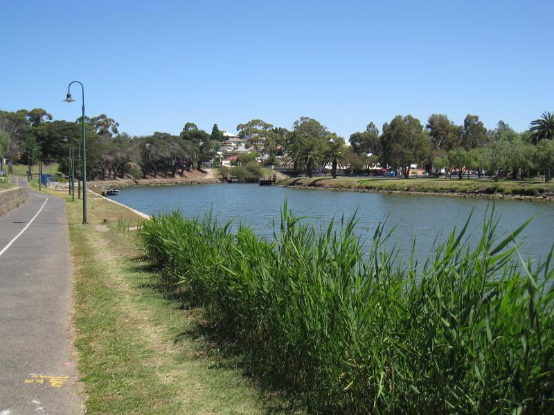 Moonee Ponds - Parkland along east bank of Maribyrnong River, north of Maribyrnong Road - View south along path beside river