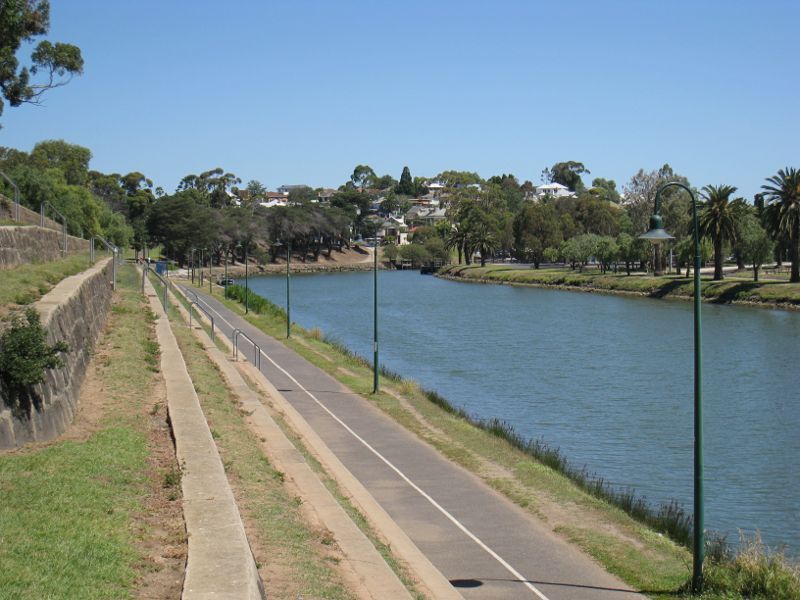 Moonee Ponds - Parkland along east bank of Maribyrnong River, north of Maribyrnong Road: View south along river from steps along river bank