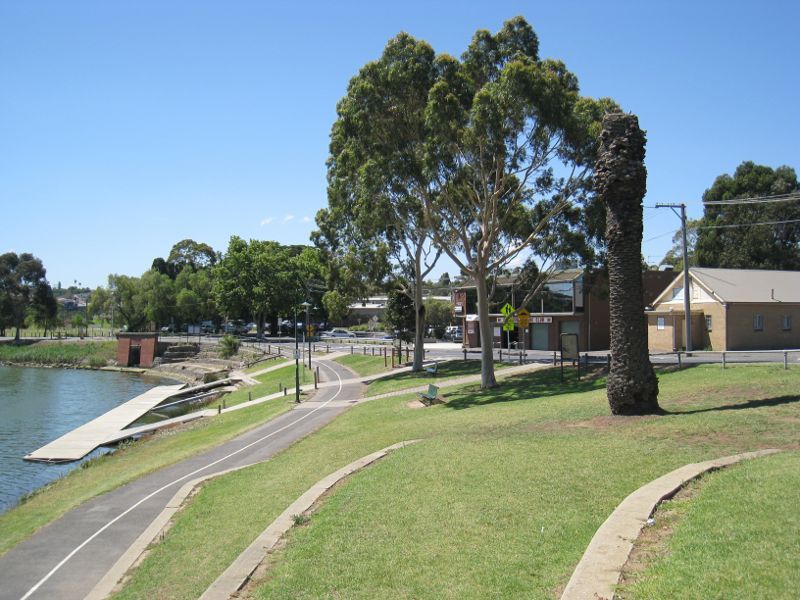 Moonee Ponds - Parkland along east bank of Maribyrnong River, north of Maribyrnong Road: View north along river towards Essendon Rowing Club at Holmes Rd