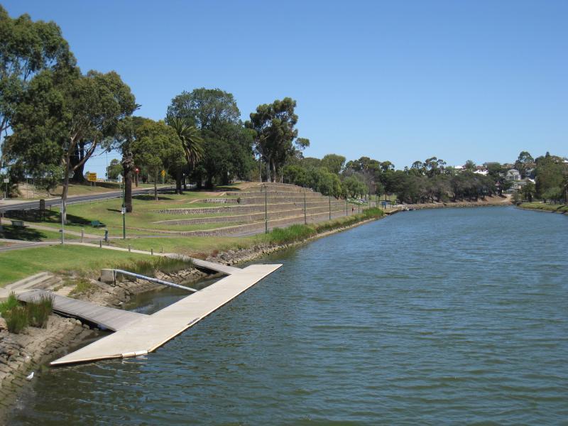 Moonee Ponds - Parkland along east bank of Maribyrnong River, north of Maribyrnong Road: View south along river from The Boulevard at Holmes Rd