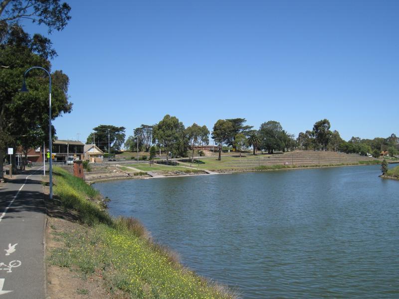 Moonee Ponds - Parkland along east bank of Maribyrnong River, north of Maribyrnong Road: View south-east along river and The Boulevard towards Holmes Rd