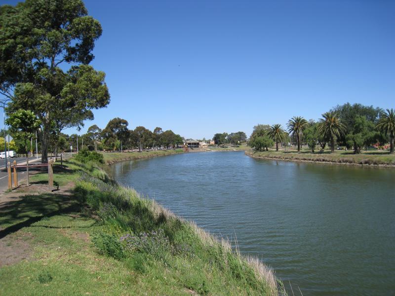 Moonee Ponds - Parkland along east bank of Maribyrnong River, north of Maribyrnong Road: View east along river from The Boulevard east of Vida St