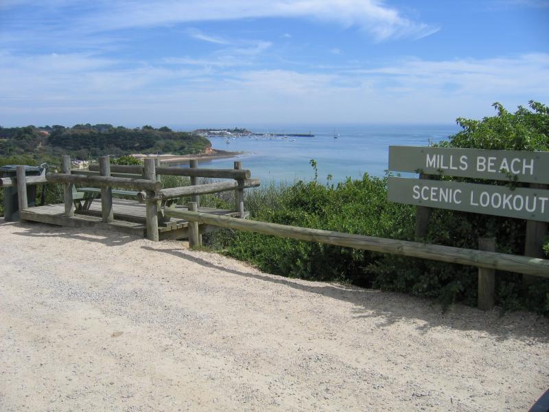 Mornington - Mills Beach: Car park at Mills Beach Scenic Lookout, Esplanade