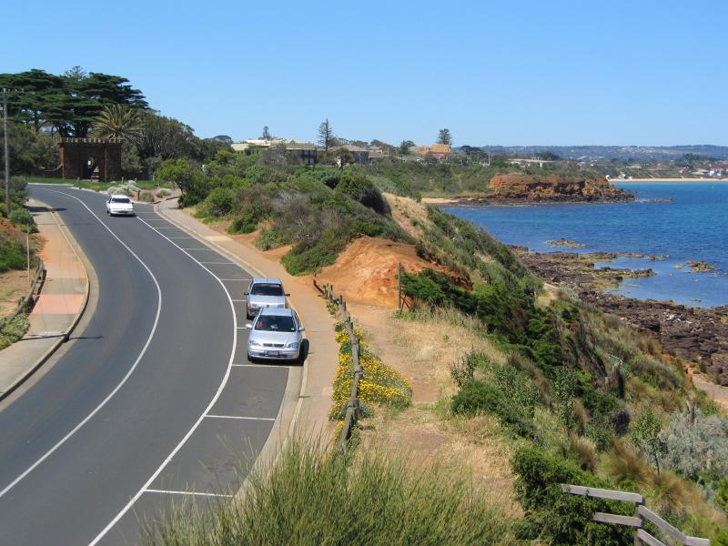 Mornington - Coastal areas and views around Schnapper Point: View south along the coast and Schnapper Point Drive