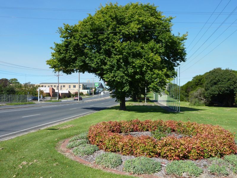 Morwell - Shops and commercial centre, Princes Drive and Church Street - View east along Princes Dr at Hopetoun Av