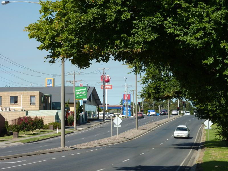 Morwell - Shops and commercial centre, Princes Drive and Church Street: View east along Princes Dr between Hopetoun Av and McDonald St