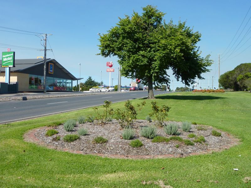 Morwell - Shops and commercial centre, Princes Drive and Church Street: View east along Princes Dr towards McDonald St