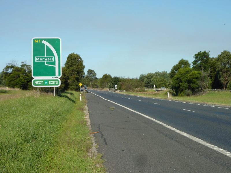 Morwell - Princes Freeway around Morwell: View east along Princes Fwy approaching Morwell