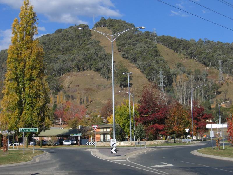 Mount Beauty - Shops and commercial centre - View south-east along Kiewa Valley Hwy towards Lakeside Av