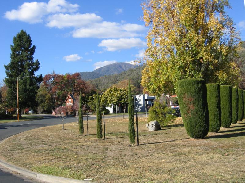 Mount Beauty - Shops and commercial centre: View north-east along Lakeside Av at Kiewa Valley Hwy