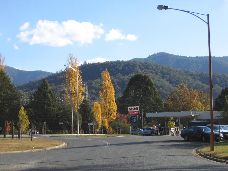 Mount Beauty - Shops and commercial centre: View south-west along Lakeside Av towards Kiewa Valley Hwy