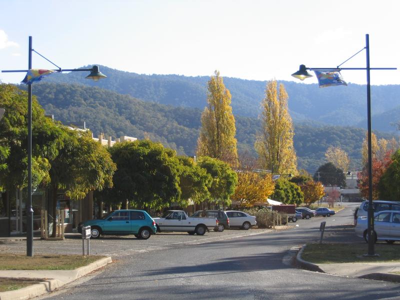 Mount Beauty - Shops and commercial centre: View west along Hollonds St at Park St