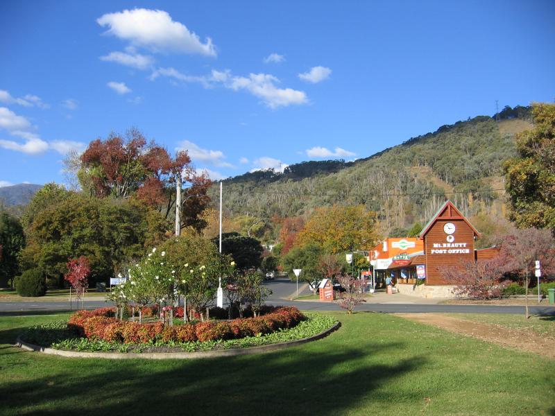 Mount Beauty - Shops and commercial centre: View east along Kiewa Cres at Lakeside Av