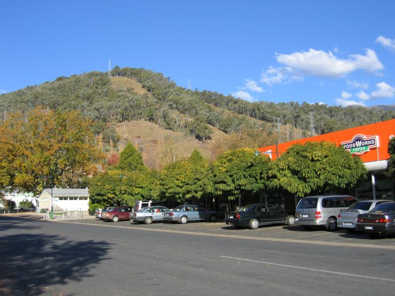 Mount Beauty - Shops and commercial centre - Supermarket, view east along Kiewa Cres between Lakeside Av and Park St