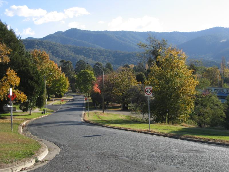 Mount Beauty - Around Mt Beauty - View west along Lakeside Av at northern end of Kiewa Cres