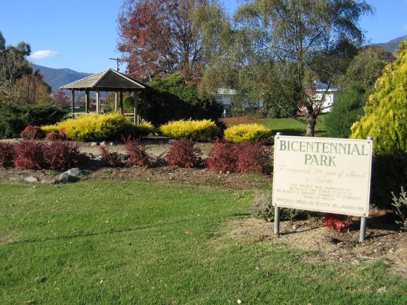 Mount Beauty - Bicentennial Park, Lakeside Avenue: Park sign and rotunda